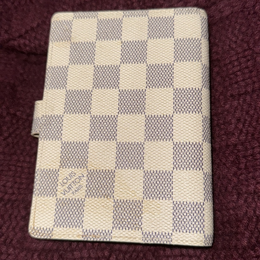 Men’s or Women’s Louis Vuitton Azur Rare Pocket/ Passport holder! Pre-loved! 🔥 - Picture 3 of 15